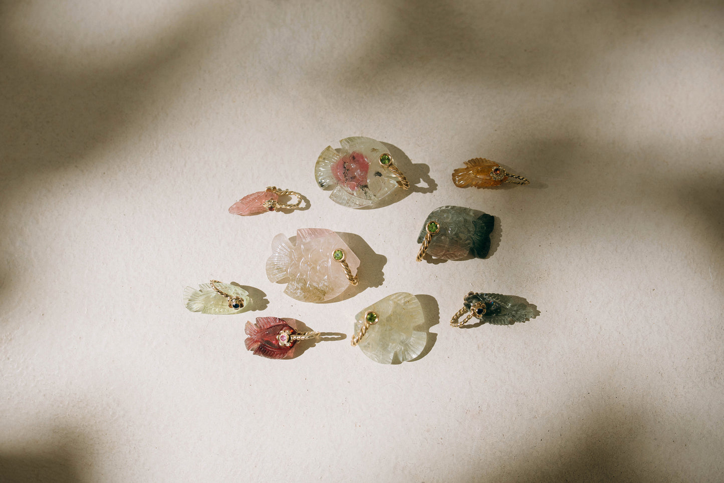 Poisson en tourmaline verte et saphir sculpté à la main